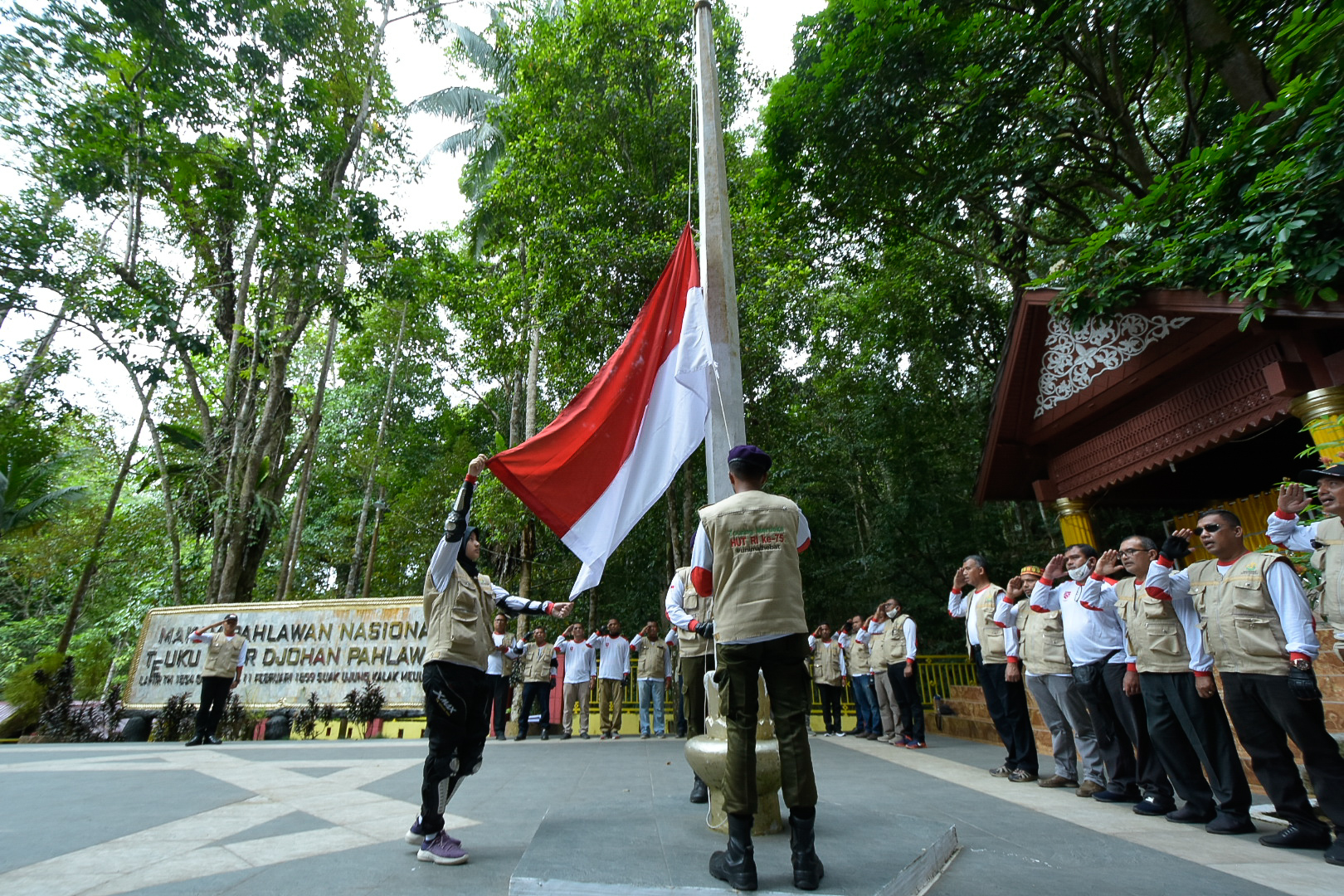 Tim Touring Merdeka Unimal Upacara Bendera dan Samadiyah di Makam Teuku Umar
